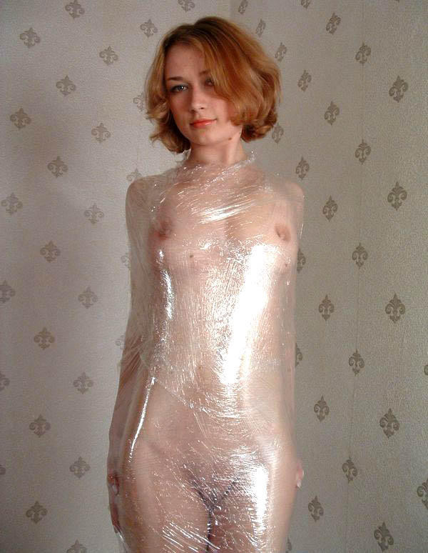 Раздетая девушка в целлофане